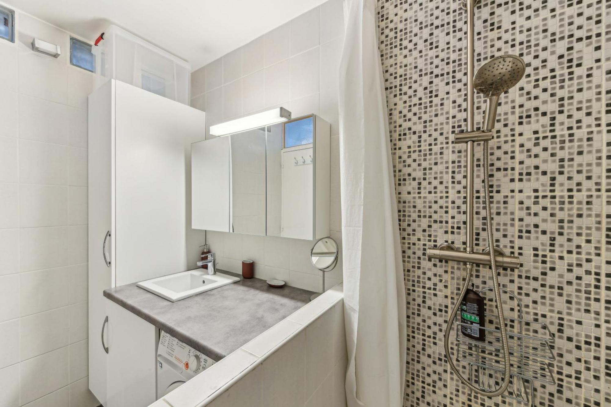 Chic And Comfortable Apart With Balcony Левалоа-Пере Екстериор снимка