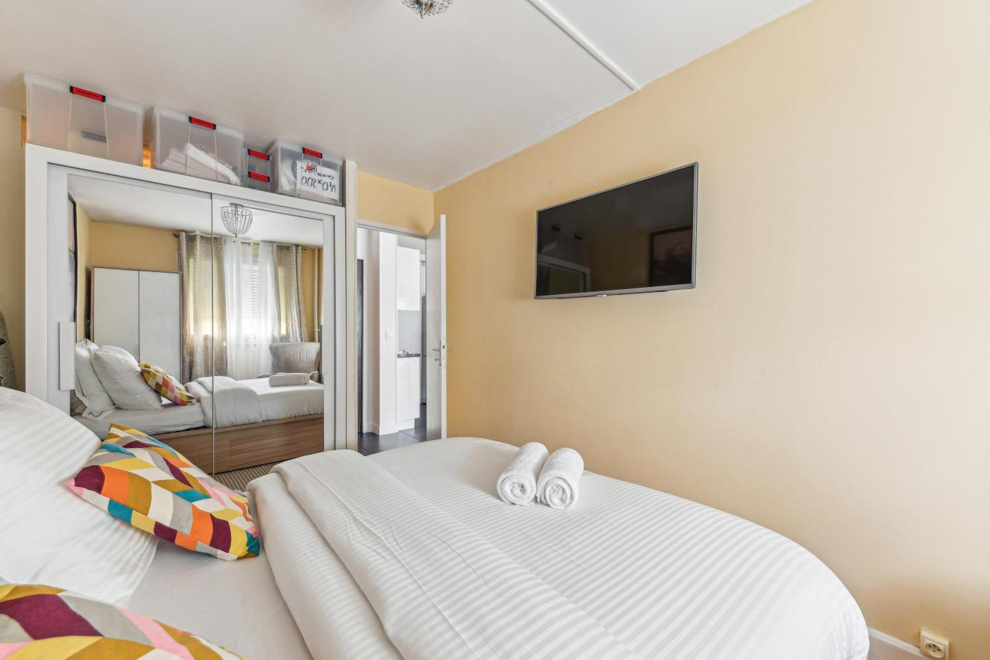 Chic And Comfortable Apart With Balcony Левалоа-Пере Екстериор снимка