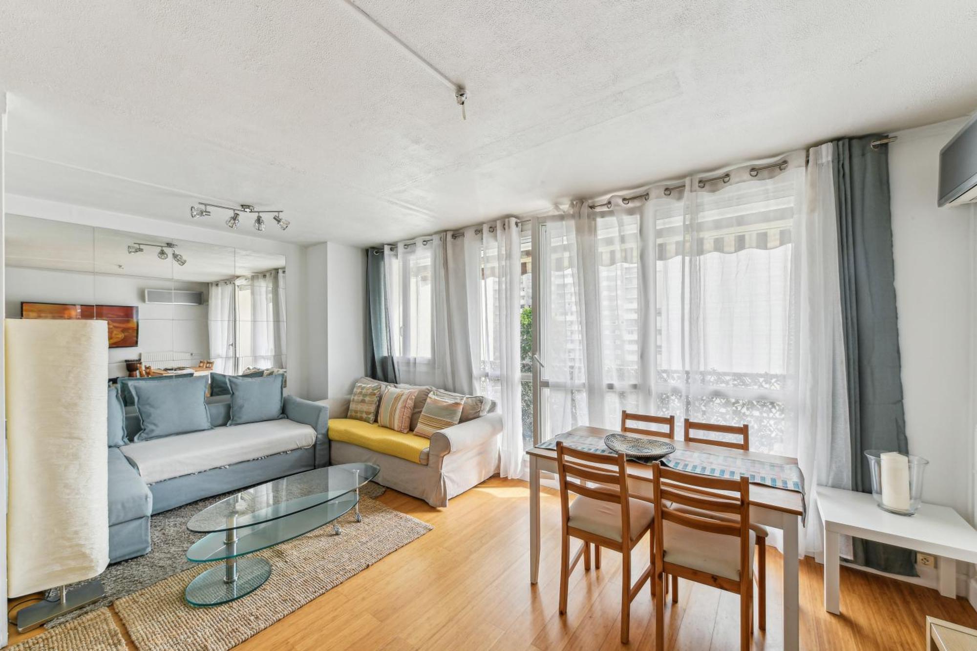 Chic And Comfortable Apart With Balcony Левалоа-Пере Екстериор снимка
