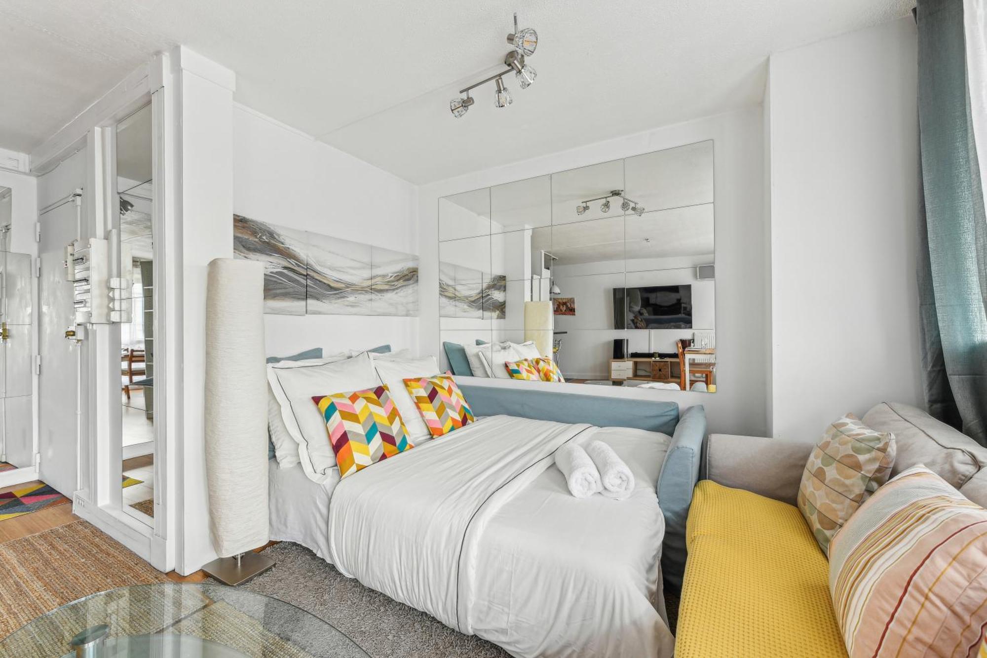 Chic And Comfortable Apart With Balcony Левалоа-Пере Екстериор снимка