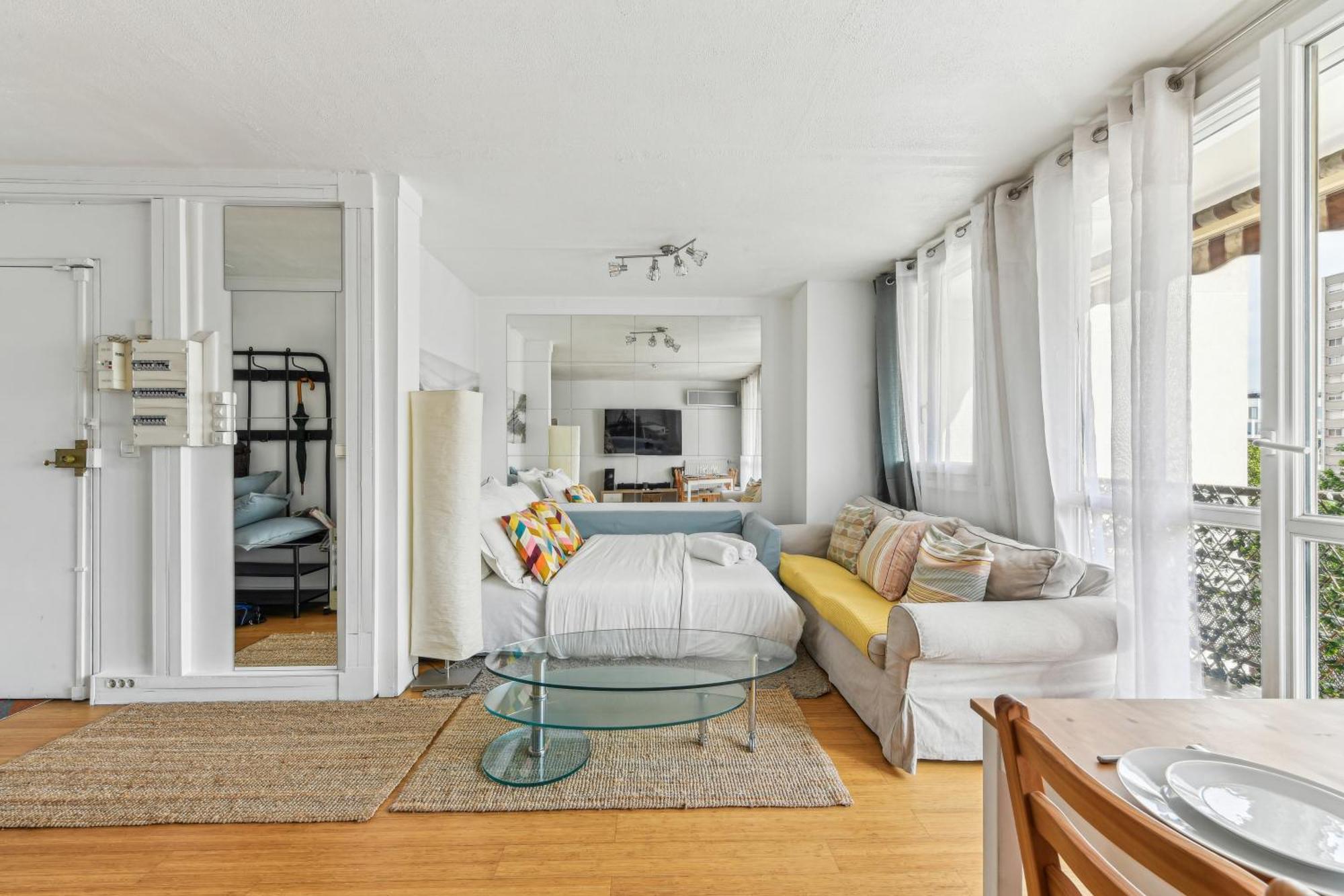 Chic And Comfortable Apart With Balcony Левалоа-Пере Екстериор снимка